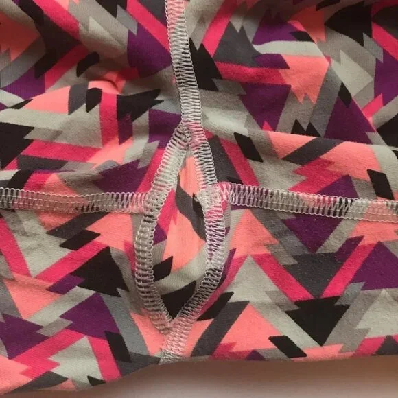 Victoria's Secret VSX Sport Knockout Leggings Crop Aztek Geometric Pants Sz M - Picture 14 of 15